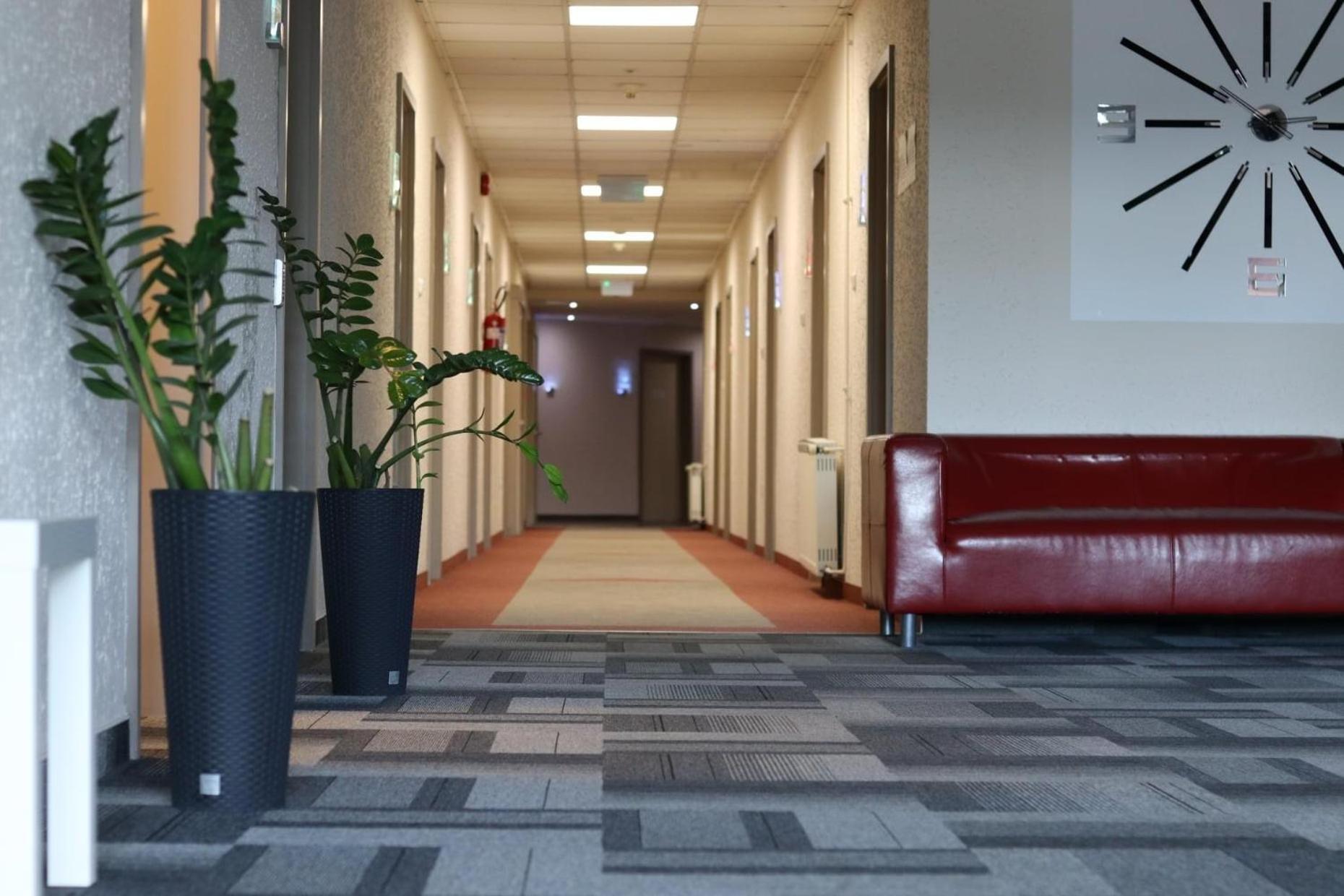 Hotel Only 15 Minutes To Center, Free Secure Parking